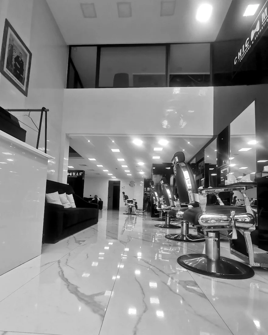 Salon Chic Man à l'Agdal, fauteuils et sol en marbre